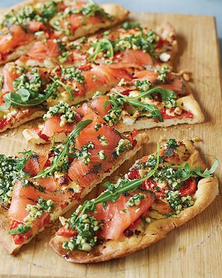 Las pizzas con pepperoni, salchichón, tocino o cualquier embutido parecido están deliciosas pero, también están compuestas de carne poco saludable. Para evitar grasas en nuestro cuerpo innecesarias, aconsejamos rellenar la pizza con ingredientes como salmón, pollo, atún o carne molida. Además de ser  proteínas saludables , conseguirán saciarte antes.