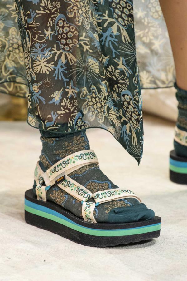 Efectivamente, se llevarán  las sandalias de 'guiri' con calcetines . Así que deja de reírte de ellos cuando los veas en la Costa del Sol, que quizá termines cayendo en la tentación 'fashionista'...