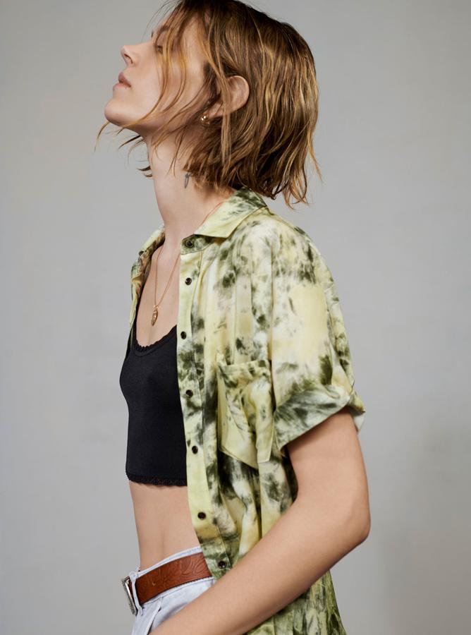 Los '90 vuelven pisando fuerte, y Zara  refleja el desaliño, el inconformismo y la rebeldía de esa década en una colección de primavera que, seguro, veremos mucho en los próximos festivales de música.