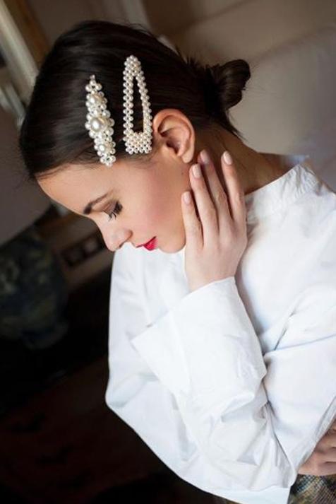 Delicadas, súper femeninas y con un toque 'naive' encantador. Sin duda,  las horquillas de perlas serán el complemento más cool de la primavera .