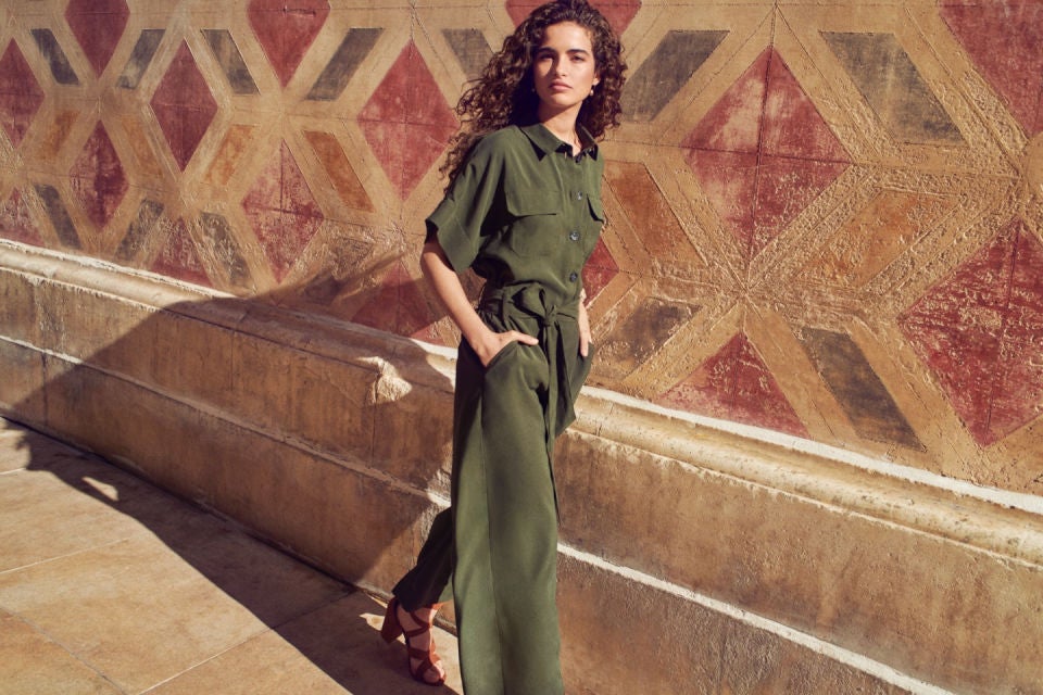 Mono en color militar de manga corta y pata ancha: 34,99 euros en H&M.