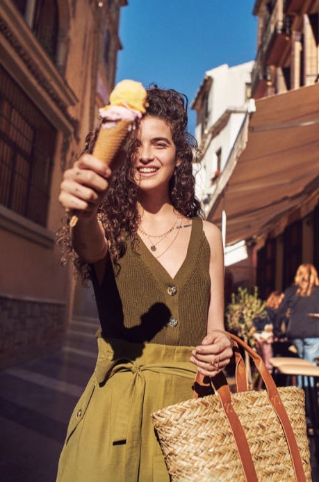 Top de punto en color verde oliva con botones: 19,99 euros.