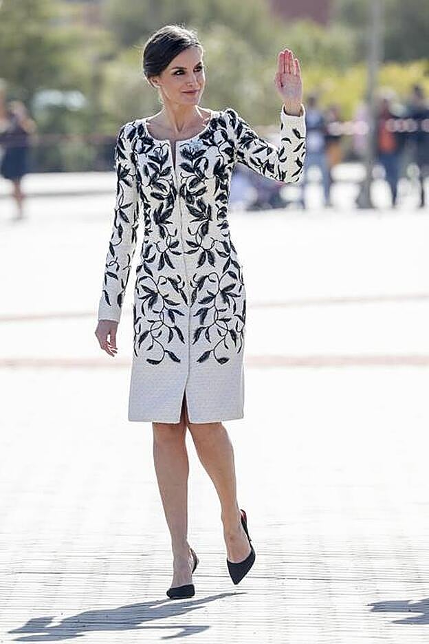 Letizia Ortiz hace entrega de la bandera nacional.