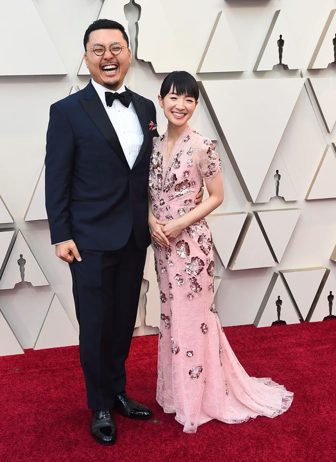 Marie Kondo posa con Takumi Kawahara en la alfombra roja de los Premios Oscar 2019.