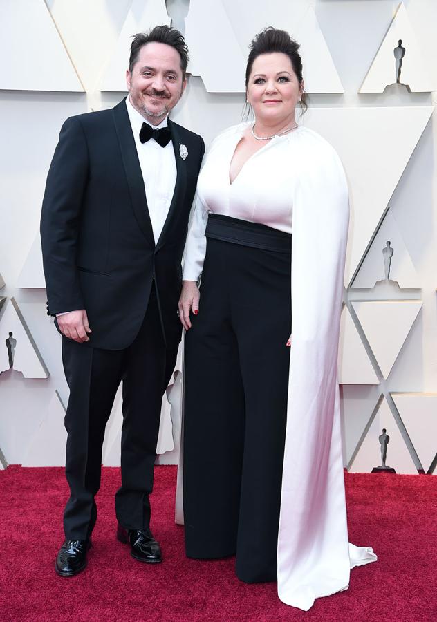 Ben Falcone y Melissa McCarthy en la alfombra roja de los Premios Oscar 2019.