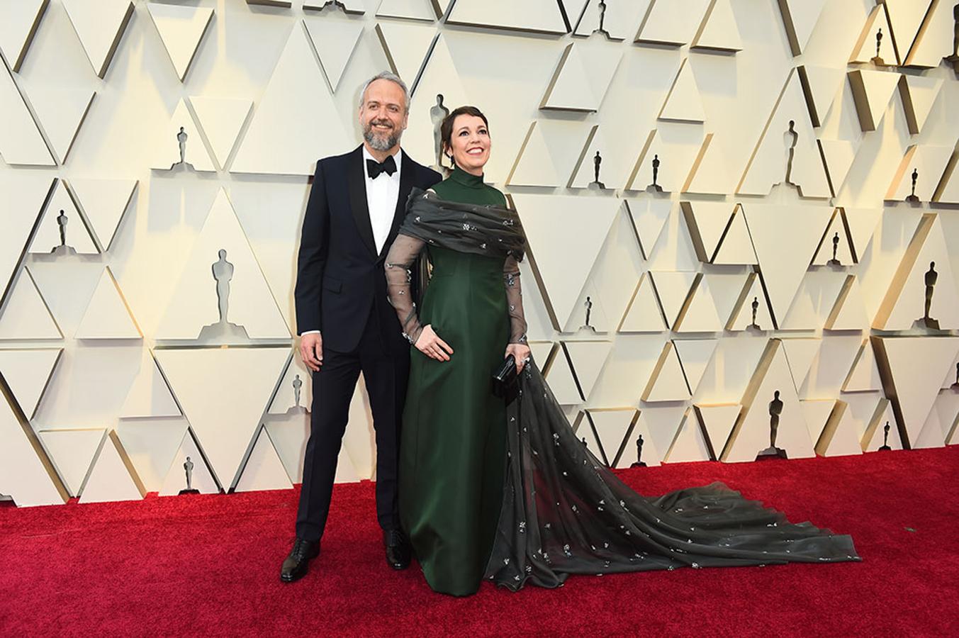 Ed Sinclair y Olivia Coldman en la alfombra roja de los Premios Oscar 2019.