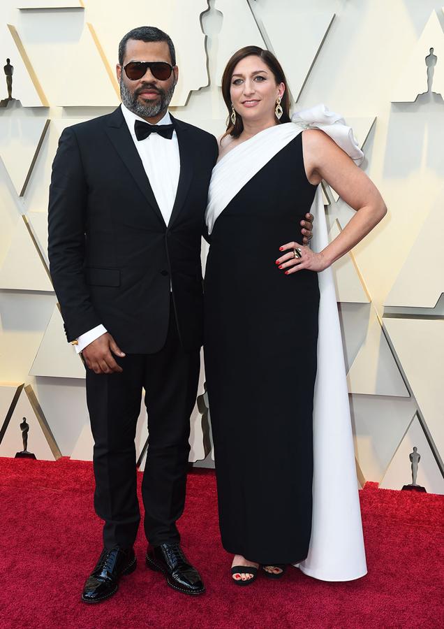 Jordan Peele posa con Chelsea Peretti en los Premios Oscar 2019.