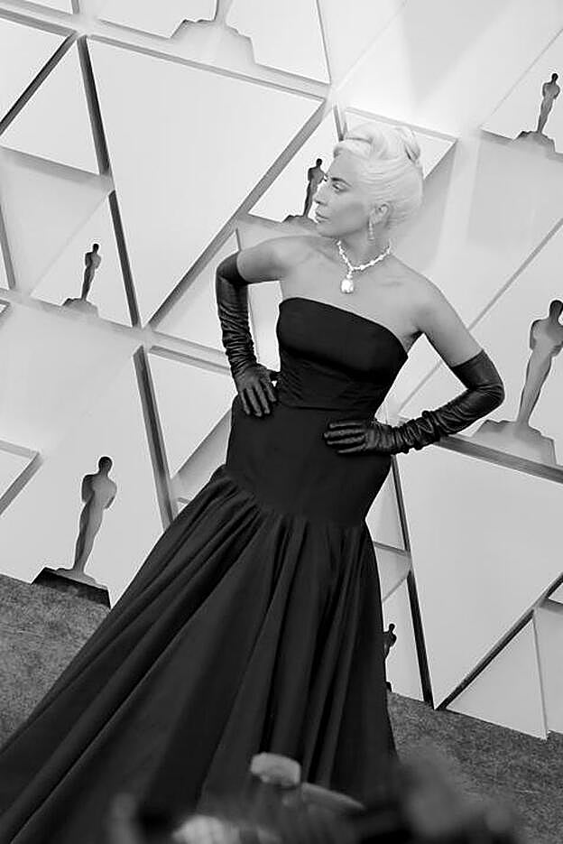 Galería. Lady Gaga, en el almuerzo de nominados de los Oscar. Pincha en su foto para ver por qué decimos que es la gran diva de la alfombra roja.