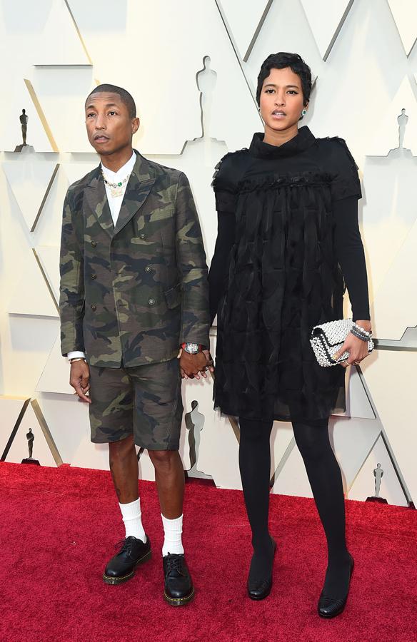 Pharrell Williams y Helen Lasichanh en la alfombra roja de los Premios Oscar 2019.