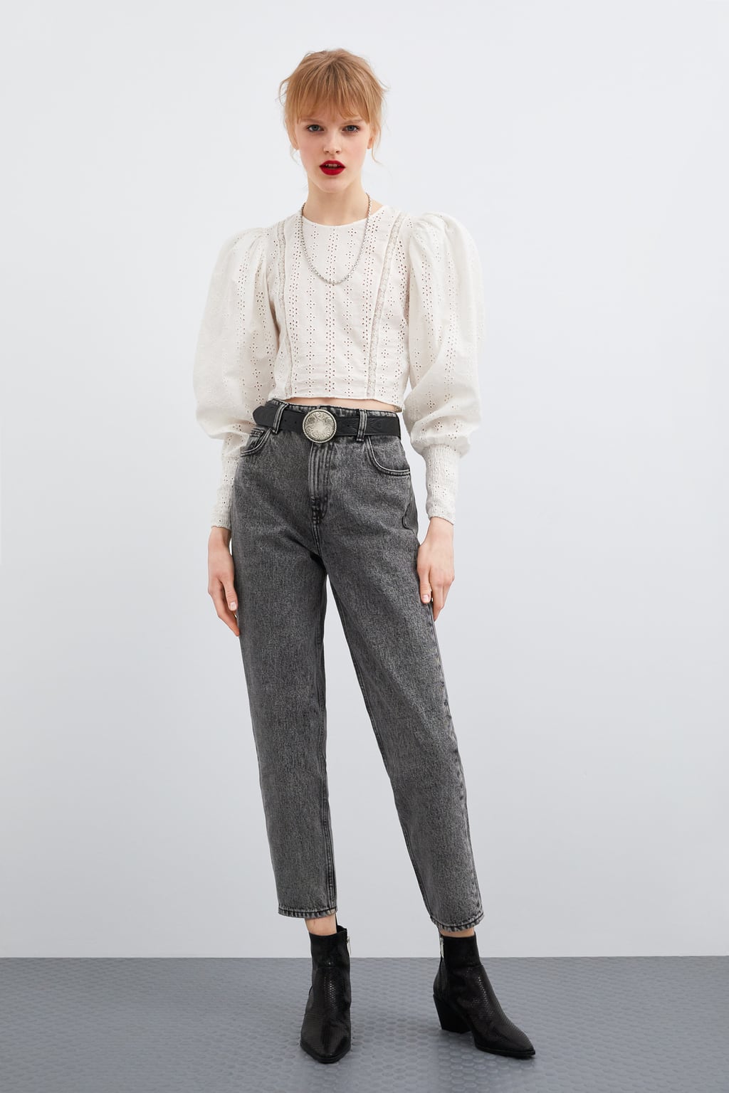 Camisa perforada con bordados de Zara: 25,95 euros.