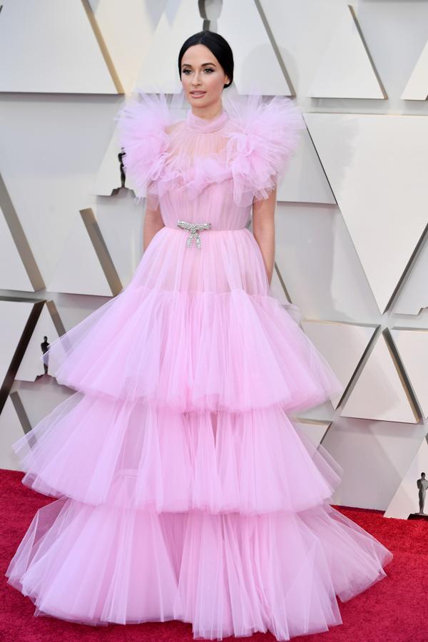 Kacey Musgraves con un vestido de tul y volantes XXL de Giambattista Valli en la alfombra roja de los Oscar 2019.