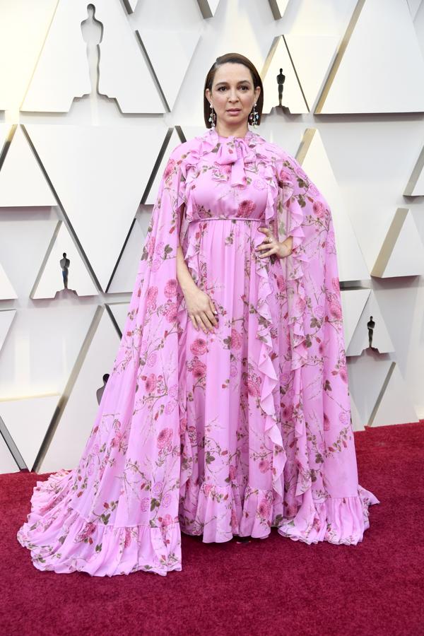 La actriz y humorista Maya Rudolph eligió un terrible vestido rosa, plagado de flores que más que un traje de noche parece una cortina de mal gusto.