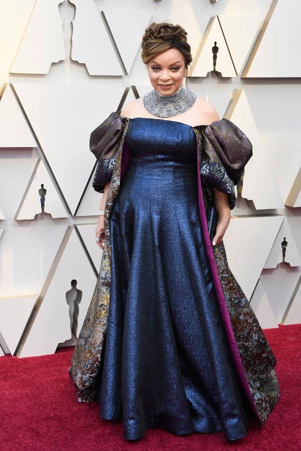 Ruth E. Carter se ha vestido de reina medieval para posar en la alfombra roja de los Oscar 2019.