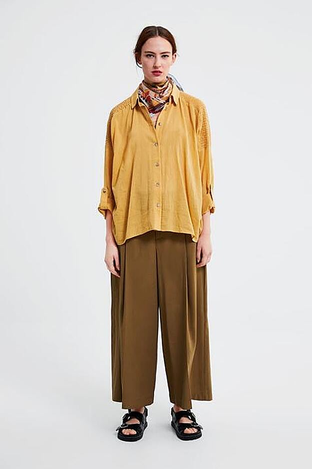 La blusa de zara que lleva María Pombo cuesta 22,95 eruos.