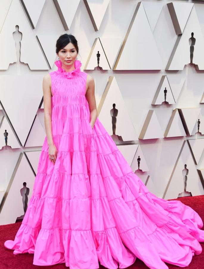 Gemma Chan eligió un vestido rosa brillante de Valentino con cuello alto de volantes.