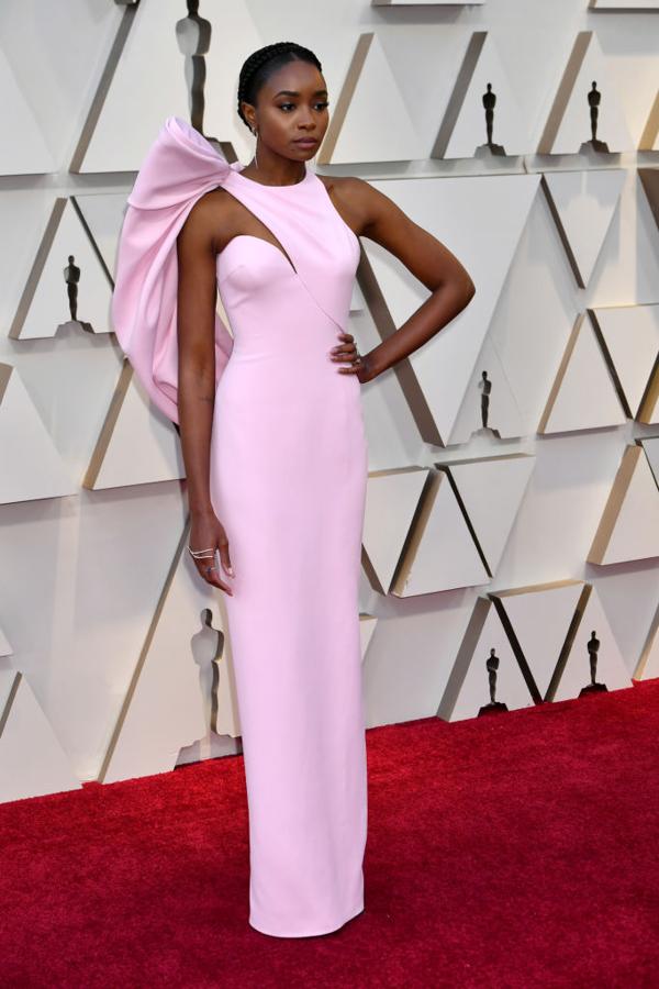 Kiki Layne, muy elegante con este imponente vestido con lazo a la espalda de Versace en la alfombra roja de los Oscar 2019.