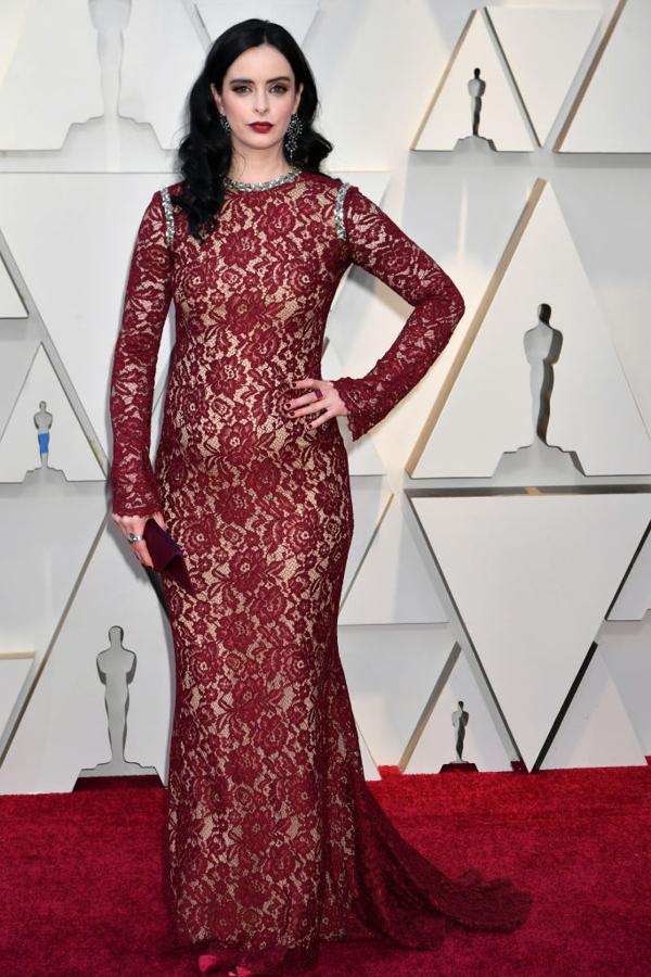 Krysten Ritten no acierta con su vestido de encaje granate de Reem Acra en los Oscar 2019.