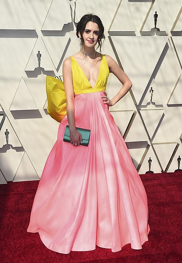 Laura Marano ha apostado por una complicada combinación de color en la alfombra roja de los Oscar, pero tenemos que reconocer que nos gusta su vestido de Celia Kritharioti...