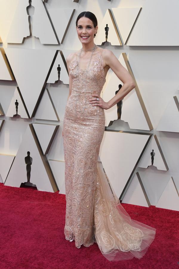 Leslie Bibb ha brillado con su vestido joya bordado de Armani Privé en la alfombra roja de los Oscar 2019.