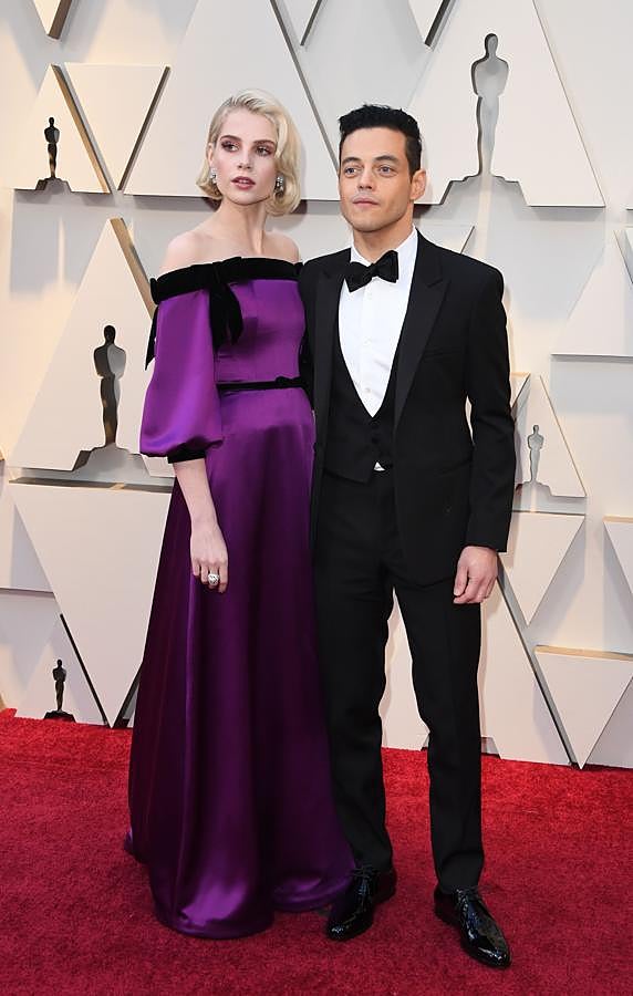 Lucy Boynton, elegantísima de Rodarte junto a Rami Malek en la alfombra roja de los Oscar 2019.