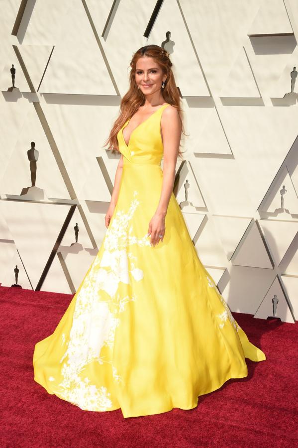 Maria Menounos desafía a la mala suerte y se pone el traje de princesa con este llamativo vestido amarillo con estampado floral de Celia Kritharioti.