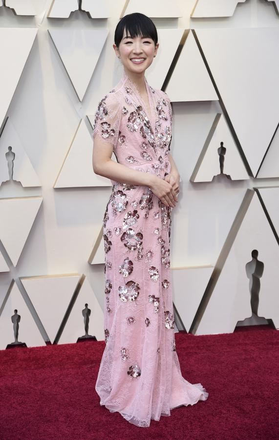 La omnipresencia de Marie Kondo ha llegado a la alfombra roja, donde la reina del orden salva con nota su debut en los Oscar con este diseño súper naive de Jenny Packham.