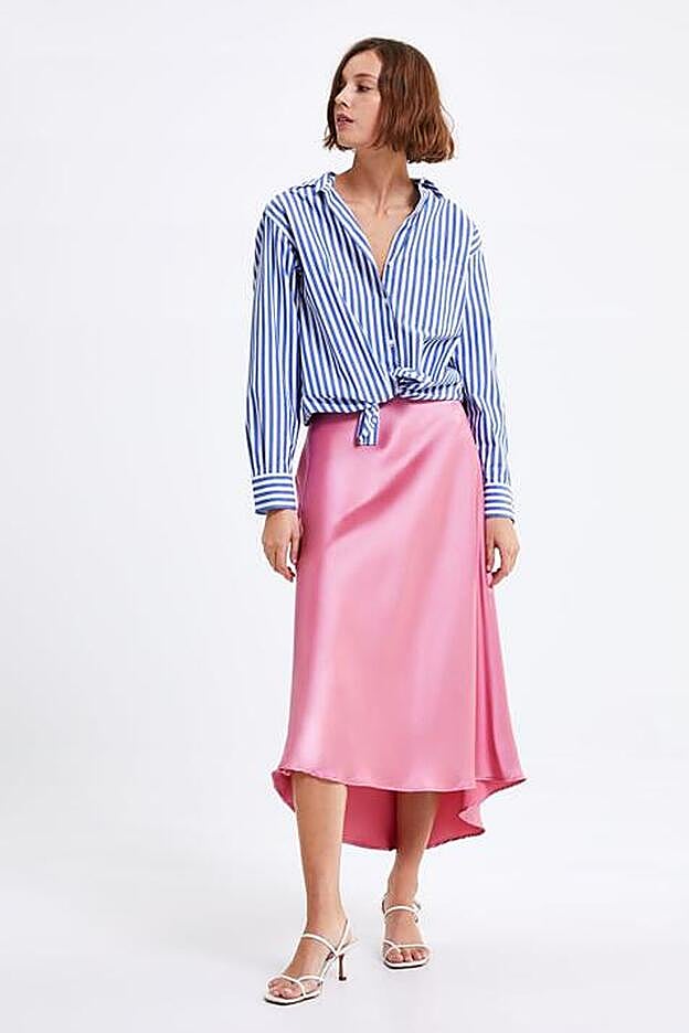 Una combinación inesperada y genial: con una camisa masculina de rayas.