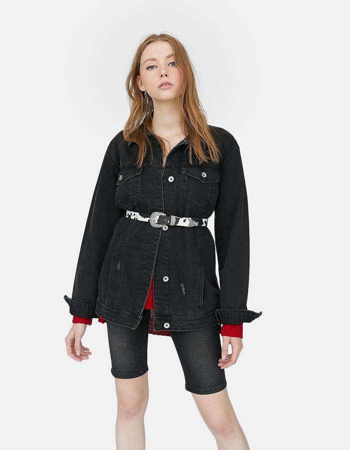 Para un total look en negro, este cinturón es perfecto para poner el toque de color y la nota más salvaje.