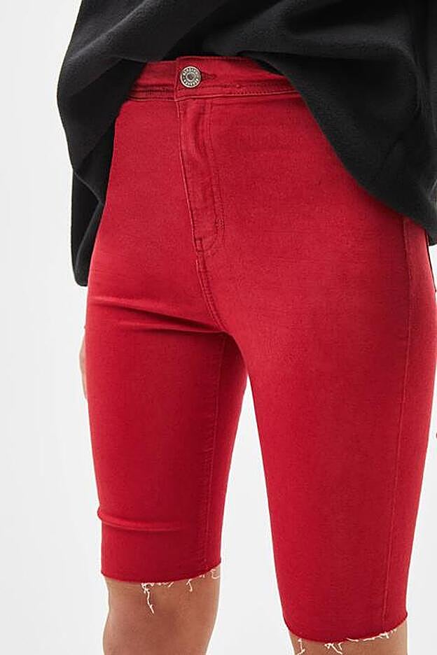 Pantalones ciclistas de efecto denim, de Bershka.