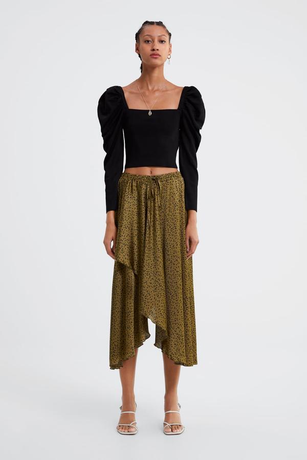 Falda con estampado 'animal print', cintura elástica y bajo asimétrico, 29,95 euros.