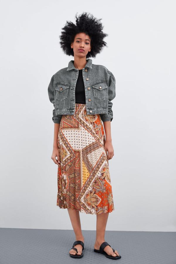 Falda plisada estampada en tonos naranjas y con cintura elástica, 29,95 euros.