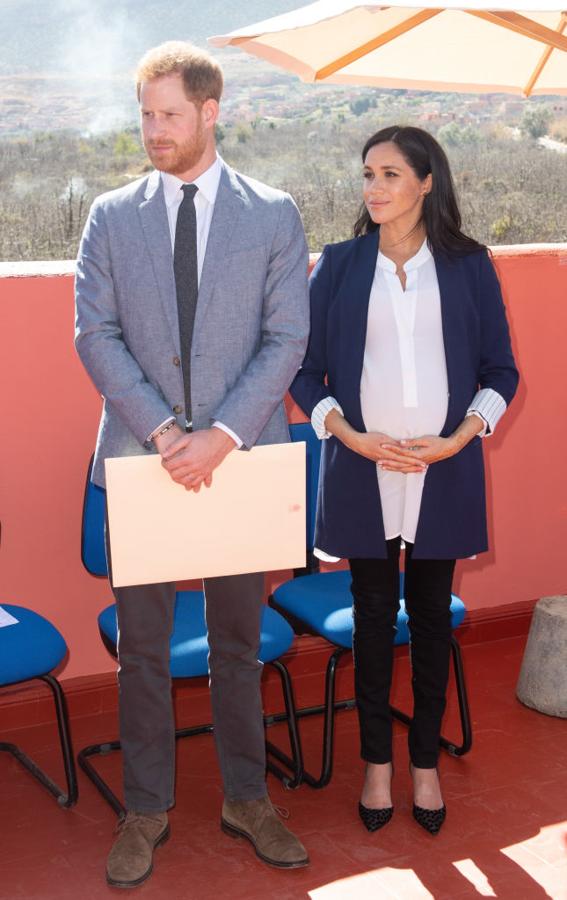 ... que ese mismo día reutilizó cambiando la camiseta negra por una blusa blanca, y los mocasines de Birdies por unos salones con estampado de lunares de Manolo Blahnik.