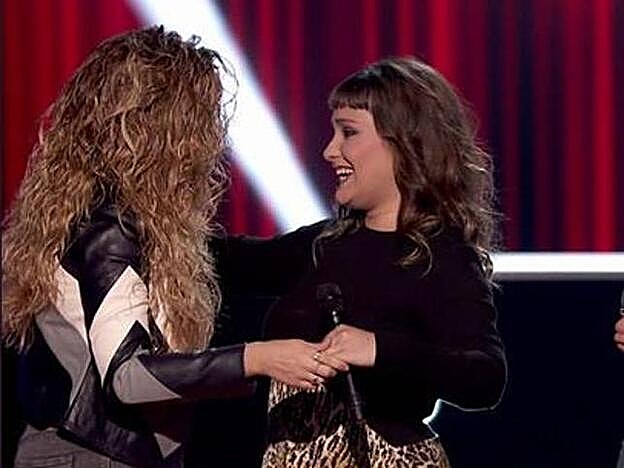 Miriam Rodríguez con Lía tras la actuación de esta última anoche en 'La Voz'.