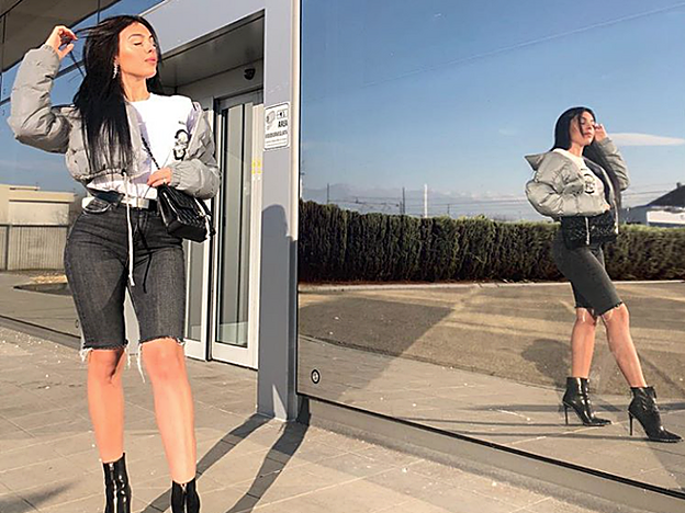 Georgina Rodríguez con los pantalones ciclistas en tejido denim.