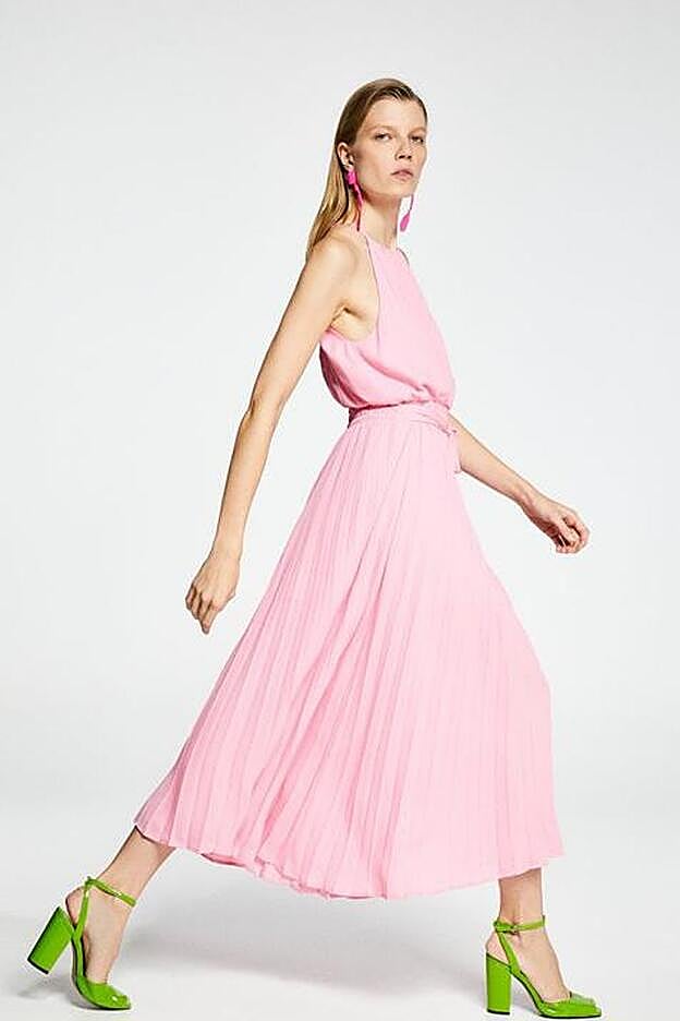 Un diseño fantástico de Sfera con falda plisada.