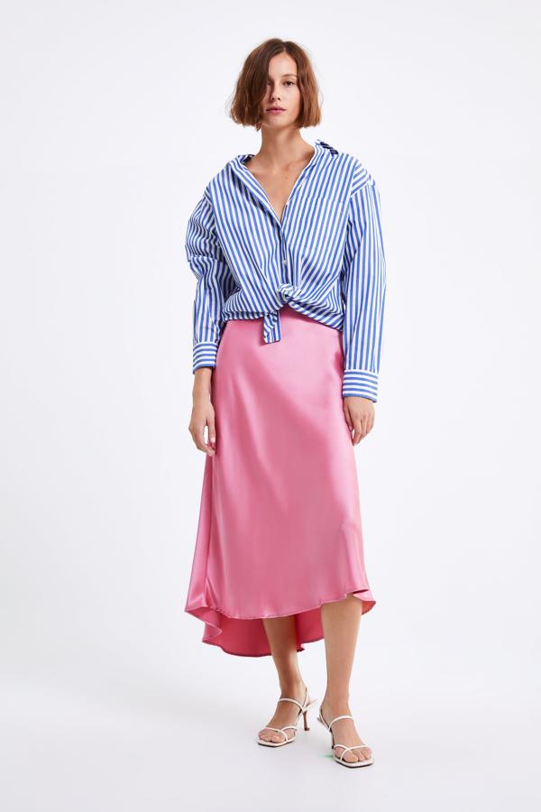 Parece obvio, pero nunca está de más recordarlo: las rayas verticales crean un efecto óptico alargador con el que parecerás más alta. Esta camisa es de Zara, y cuesta 19.95 euros.