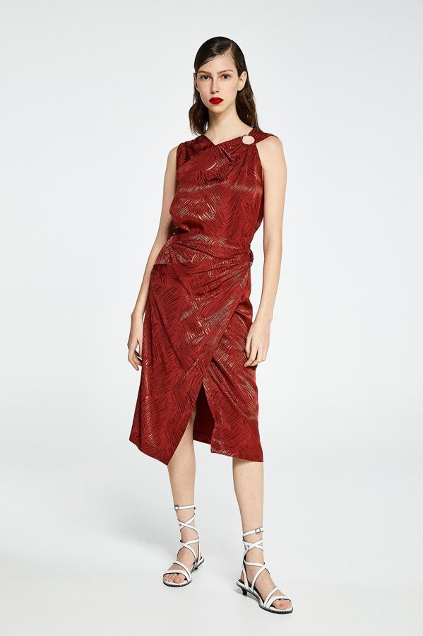 Esta primavera repiten como tendencia, pero en versión especial. Esta es una de las más originales que hay en el "low cost" y tiene el top a juego. Su precio es de 39,99 euros.