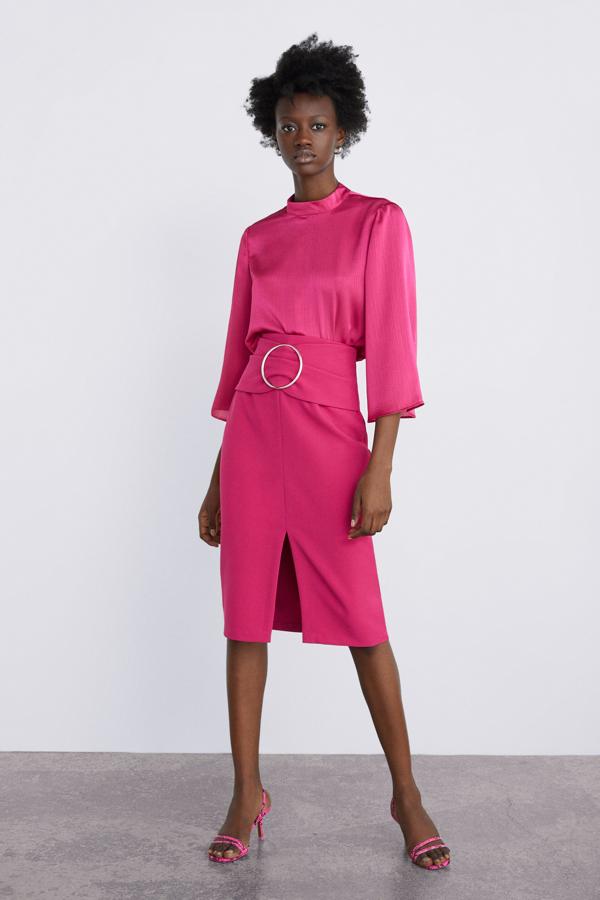 Algo parecido ocurre con esta falda fucsia, que afina la cintura y con su abertura delantera consigue que tus piernas parezcan más estilizadas.