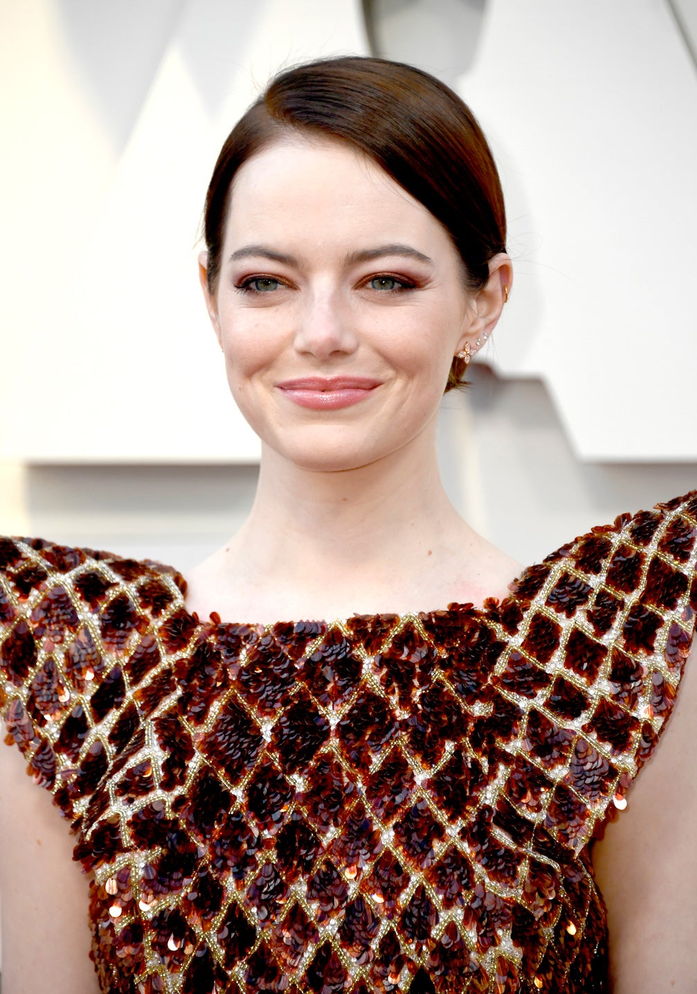 Solo podemos decir una cosa: las sombras rojizas están de moda. El de Emma Stone, es uno de los make ups que más hemos visto en la alfombra roja de los premios Oscar 2019 y quién sabe si María Pombo no se deja llevar por las tendencias beauty el día de su boda... ¡Nos encantaría!