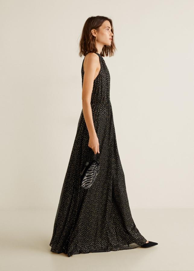 El truco definitivo para llevar taconazo sin que se note... ¡es que no se vea! Y para 'ocultar' unas buenas plataformas, por ejemplo, nada mejor que un maxi vestido como este de Mango (79.99 euros).