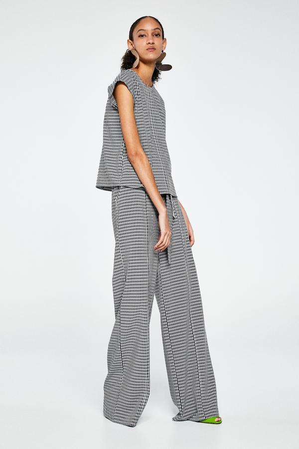 No hay primavera en la que no se acierte con este estampado. Y este conjunto es un éxito asegurado. El pantalón cuesta 29,99 euros y el top 25,99 euros.