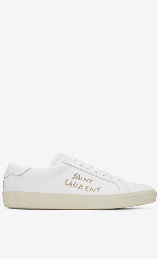 Estas Saint Laurent son uno de los placeres culpables de la lista. En cuero y con la inscripción bordada en el lateral (en dorado o en negro), las puedes encontrar a la venta en su web por 524 euros.