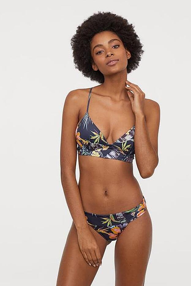 Biquini azul marino con estampado de flores de H&M.