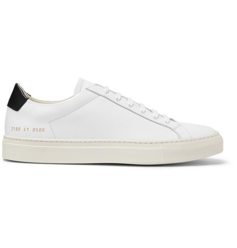Y por último, no pierdas de vista la marca Common Projects, toda una debilidad para quienes huyen de los logos. Su modelo “Archilles” en clave retro es puro lujo silencioso por 405 euros.