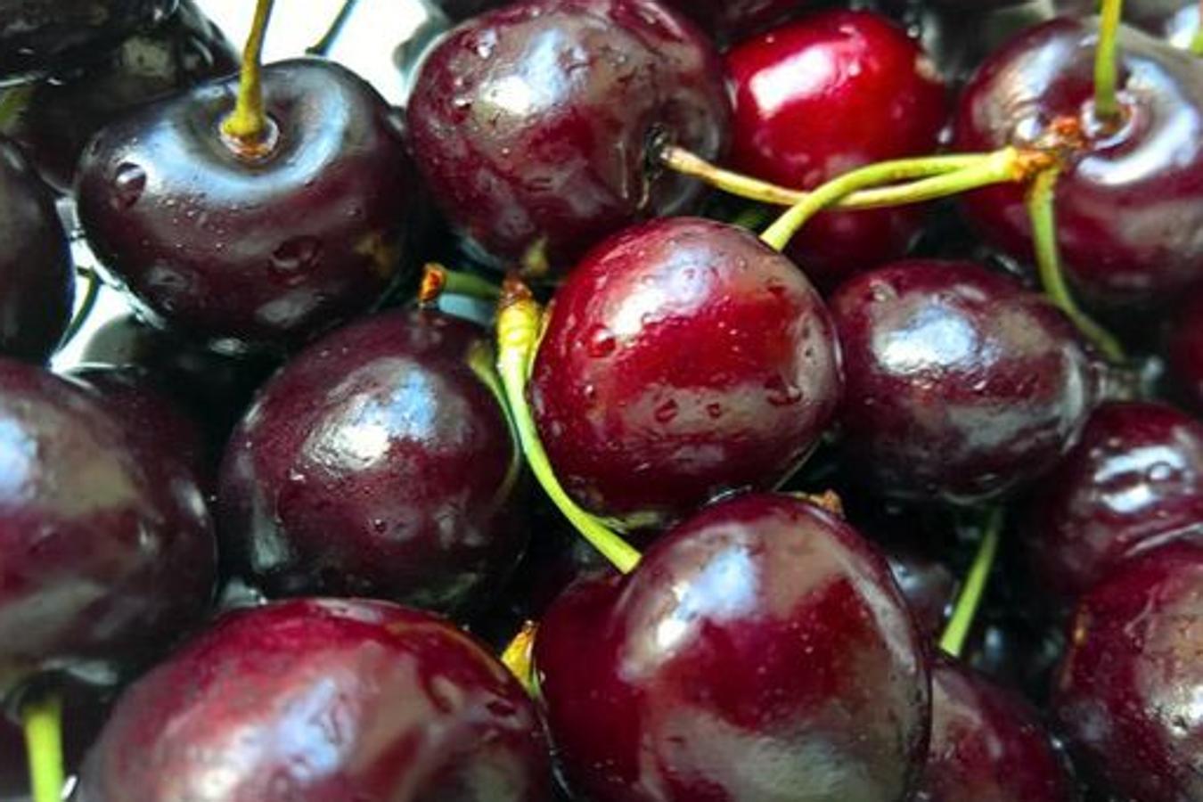 Las cerezas son buenos antioxidantes y muy importantes en la recuperación después de hacer ejercicio ya que reduce el  estrés oxidativo . Además, poseen  alta fuente de fibra, potasio y vitaminas A y C.