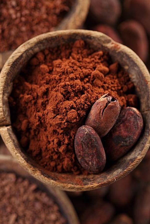 El contenido de polifenoles del cacao le otorga altas propiedades antiinflamatorias y antioxidantes que  aleja la diabetes, regula la tensión y protege el corazón . Es rico en fibra, vitaminas y minerales, además de combatir contra la pérdida de memoria asociada a la edad.