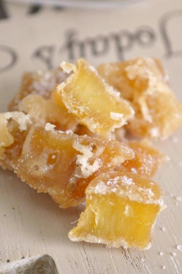 Las múltiples virtudes de este alimento se deben, sobre todo, a su riqueza de aceites volátiles.  Reduce síntomas como el mareo y las naúseas, elimina el mal aliento, favorece la digestión y tiene alta capacidad antiinflamatoria . Tiene un sabor algo picante y se utiliza especialmente como condimento y aromatizante.