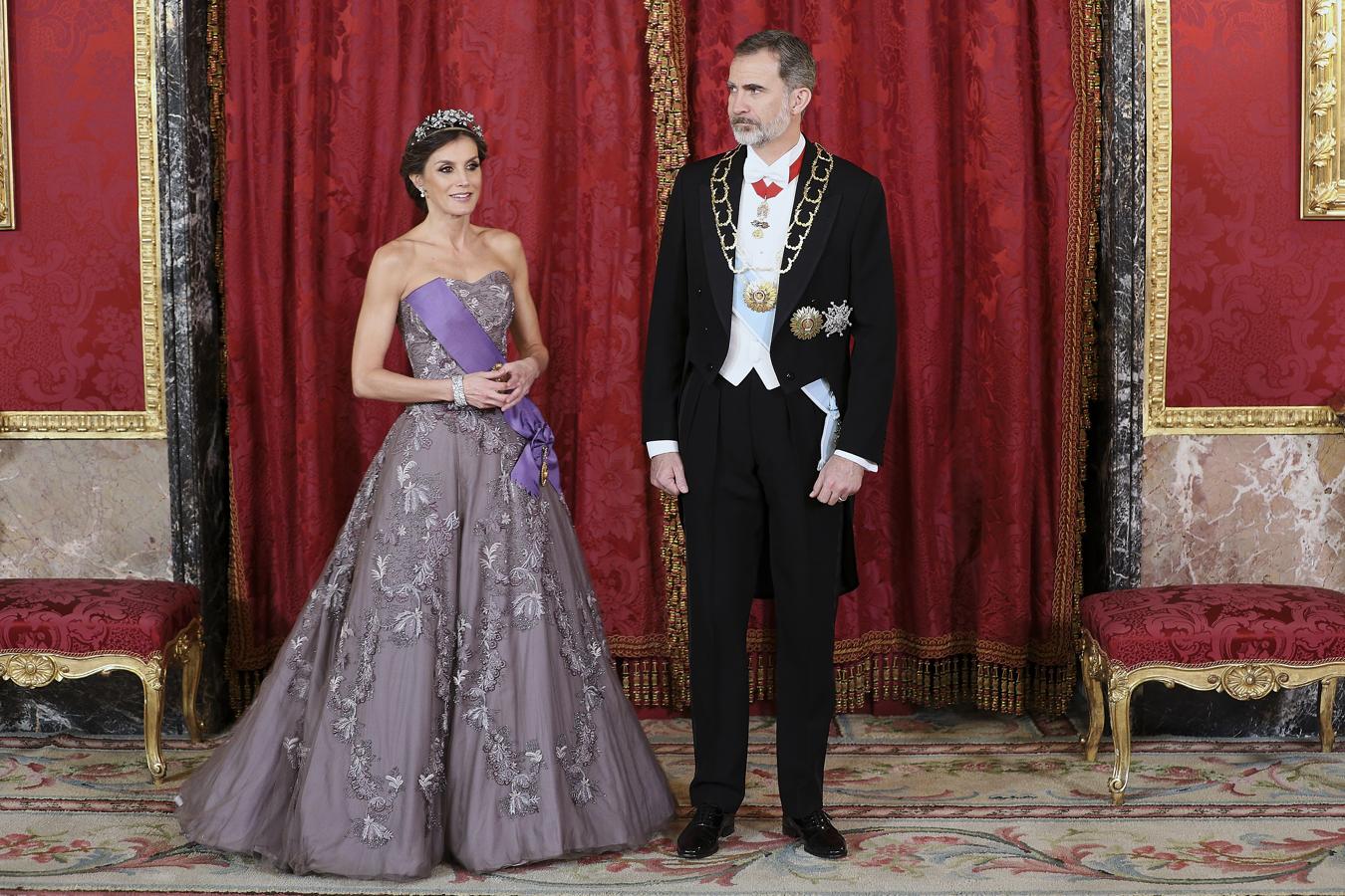 La Reina ha vuelto a demostrar que está en mejor forma que nunca, y lo hace no solo recuperando un vestido que estrenó en 2011 en la cena de gala que se ofreció en Londres a los invitados a la boda de Kate Middleton y el Príncipe Guillermo, sino presumiendo de  brazos muy trabajados y tonificados .
