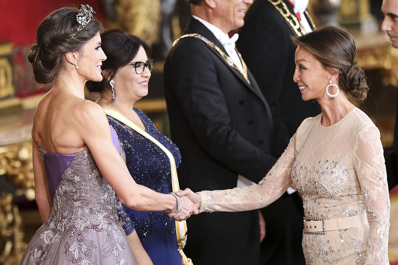Durante el besamanos tradicional hemos podido dar buena cuenta de la buena forma que tiene la Reina, que ha vuelto a presumir de unos brazos muy tonificados y una espalda bien trabajada en sus entrenamientos. En la imagen, doña Letizia junto a Isabel Preysler.