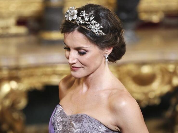 Fotos: Letizia presume de brazos tonificados con un vestido de gala de hace 8 años